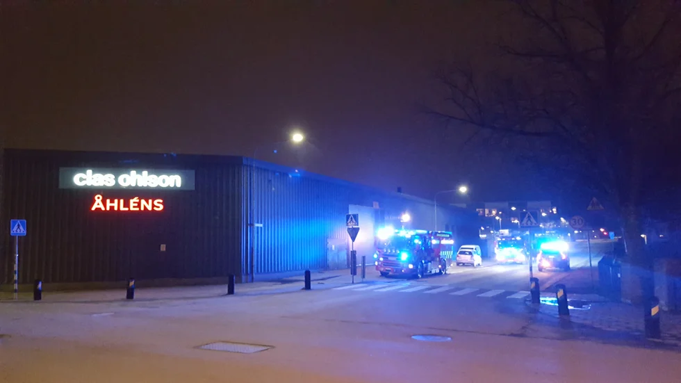 Räddningstjänsten var tidigt på torsdagsmorgonen på plats vid Åhléns i Visby. 