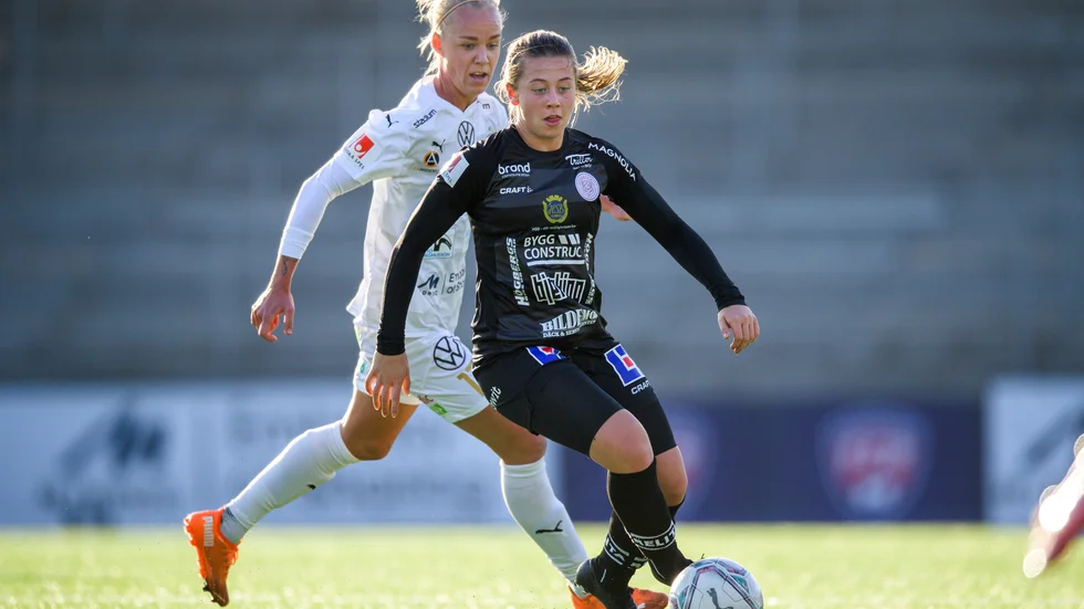 Cornelia Kapocs, med bollen, lämnar Uppsala för Linköping. Arkivbild.