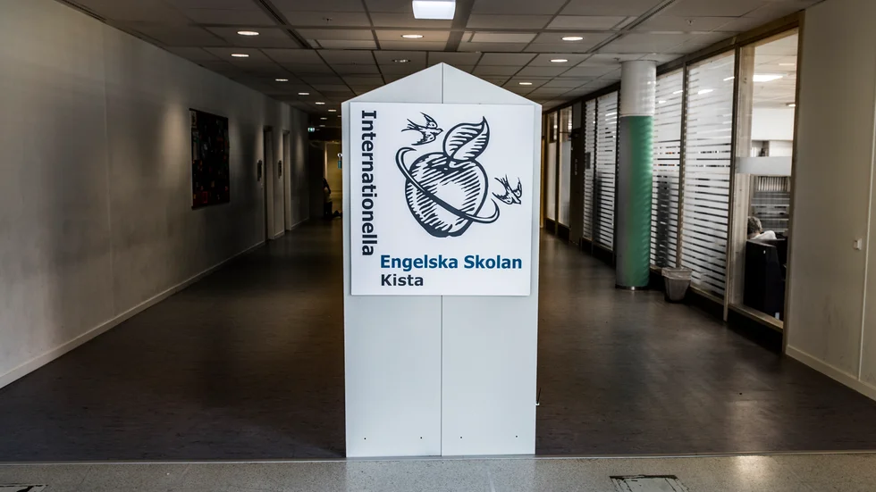 Internationella Engelska Skolan kritiserar förslagen i utredningen om en mer likvärdig skola – och får kritik från Caroline Helmersson Olsson (S).
