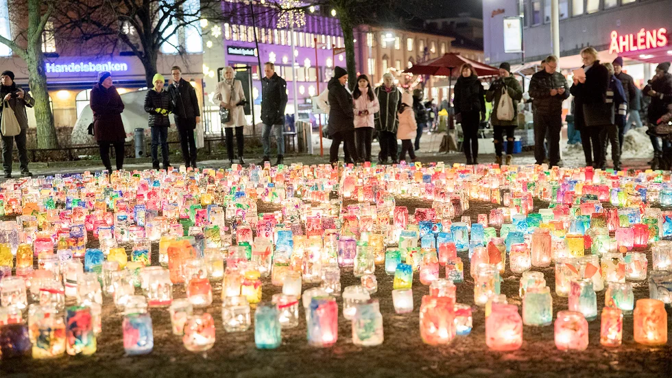 Även i år kommer förskolebarnens ljuslyktor att lysa upp centrum under Tomtenatta. Så här såg det ut när det begav sig 2017.