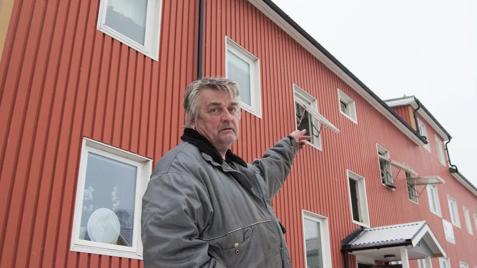 Torbjörn Jakobsson bodde högst upp i det branddrabbade huset. Nu vet han inte vart han ska ta vägen med sin familj.