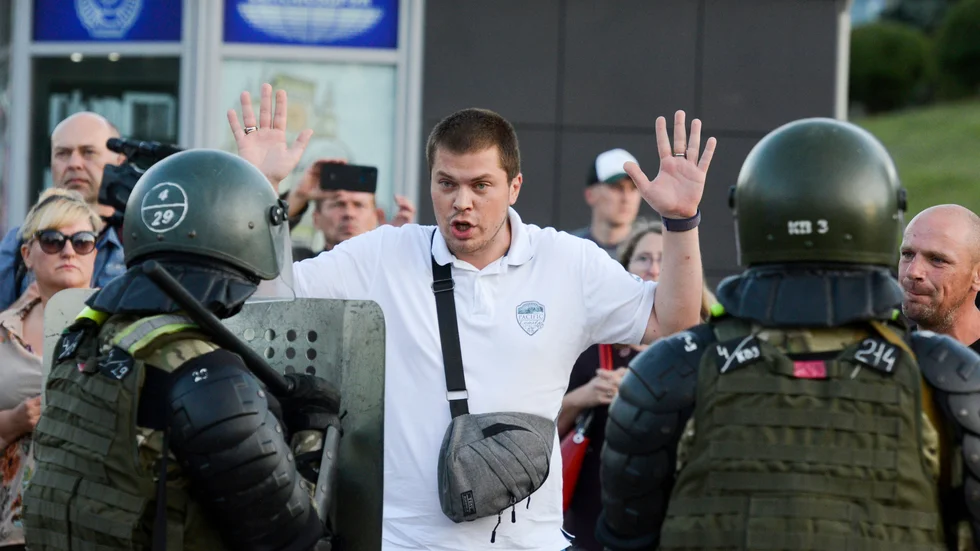 Polisen griper en oppositionsanhängare under tisdagens demonstrationer i Belarus huvudstad Minsk.