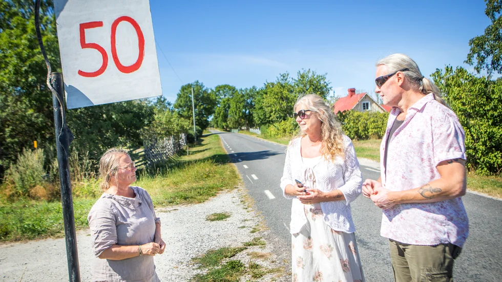 Mosa-Hanna Caspers (till vänster) var först med att sätta upp en egen 50-skylt utanför sin fastighet på Vidungevägen. Grannarna Katarina och Johan Seige är också oroliga över den höga farten på vägen.