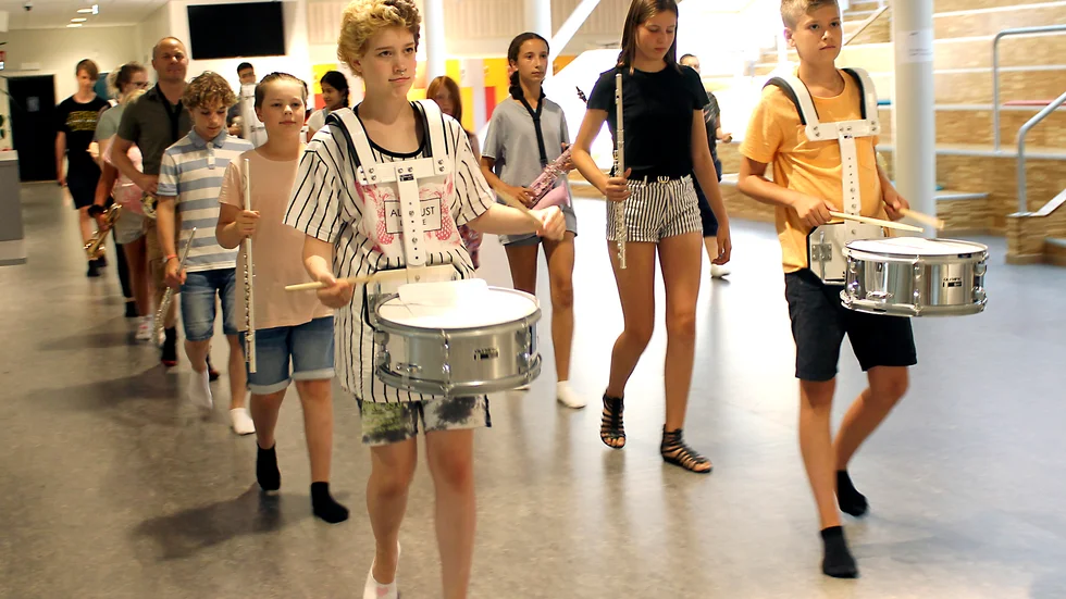 "Vänster, höger, vänster!" Några av eleverna som ska bli Vingåkers nya orkester övade marsch inne i skolans korridorer i helgen. 