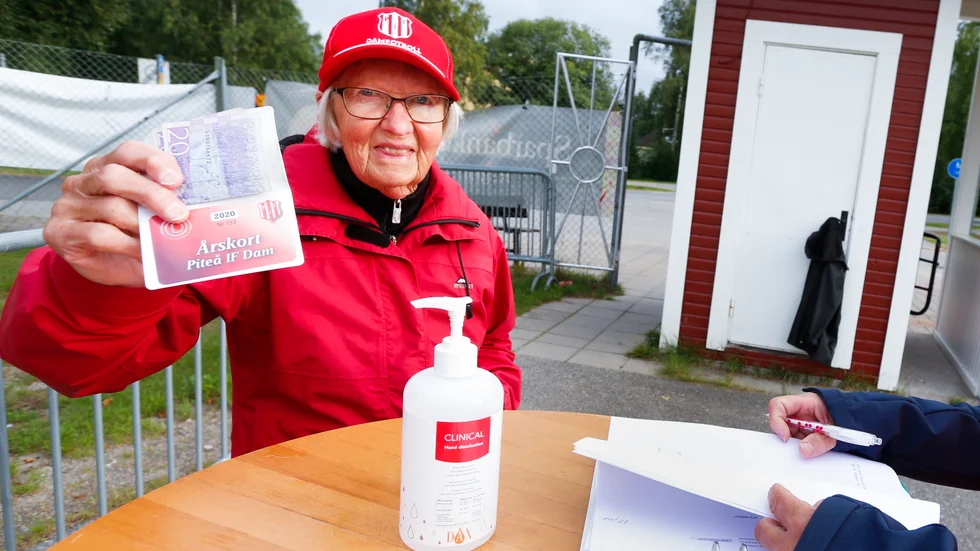Berit Bergkvist, 82, fick en av de 50 publikplatserna till den damallsvenska matchen mellan Piteå och Djurgården.