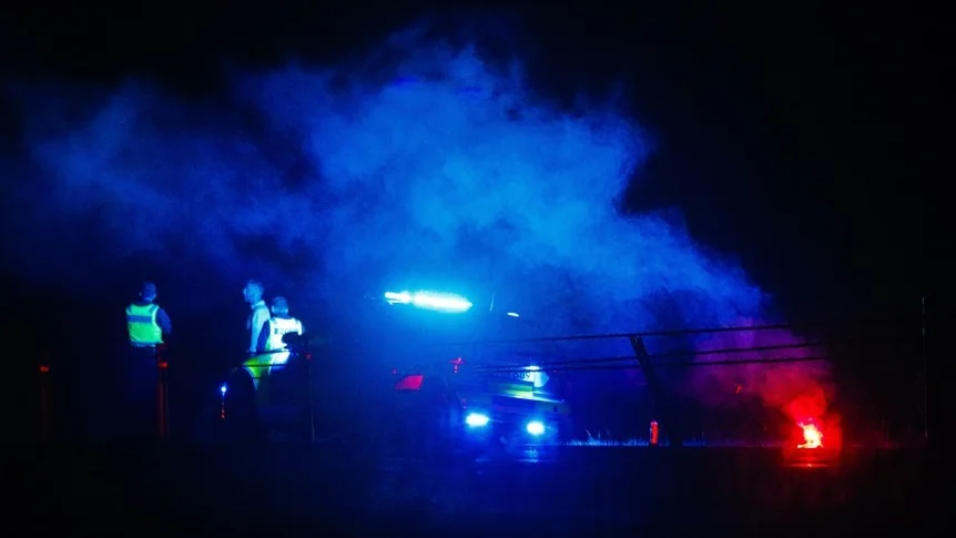 En bil körde under torsdagskvällen in i mitträcket på E22 norr om Söderköping.