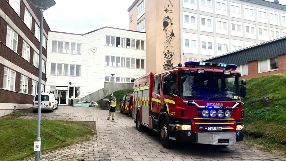 Ett trasigt lysrör låg bakom utryckningen till Hjalmar Lundbohmsskolan efter ett larm om röklukt. 