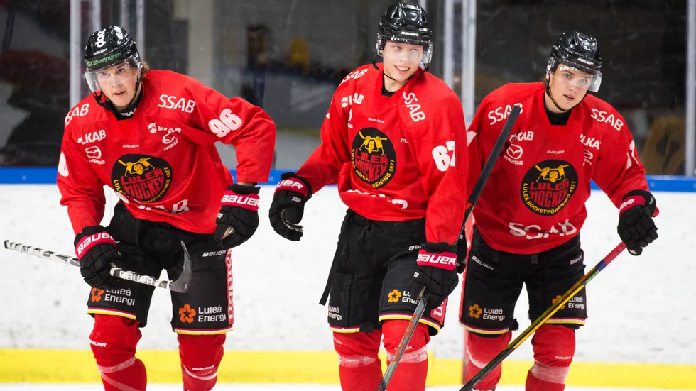Oscar Tellström, i mitten, gör sina första SHL-match för säsongen. 