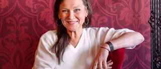 Lotta Engberg sjuk – tvingas bära solglasögon