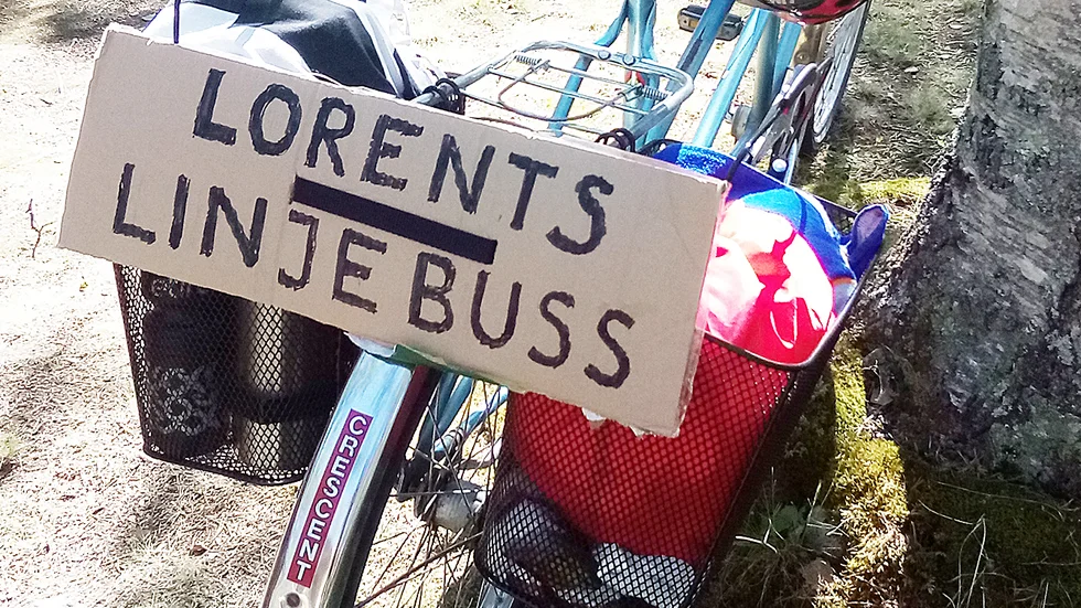Insändarskribenten vill ha möjlighet att åka med skolbussen. I dag är det cykeln som står till buds. 