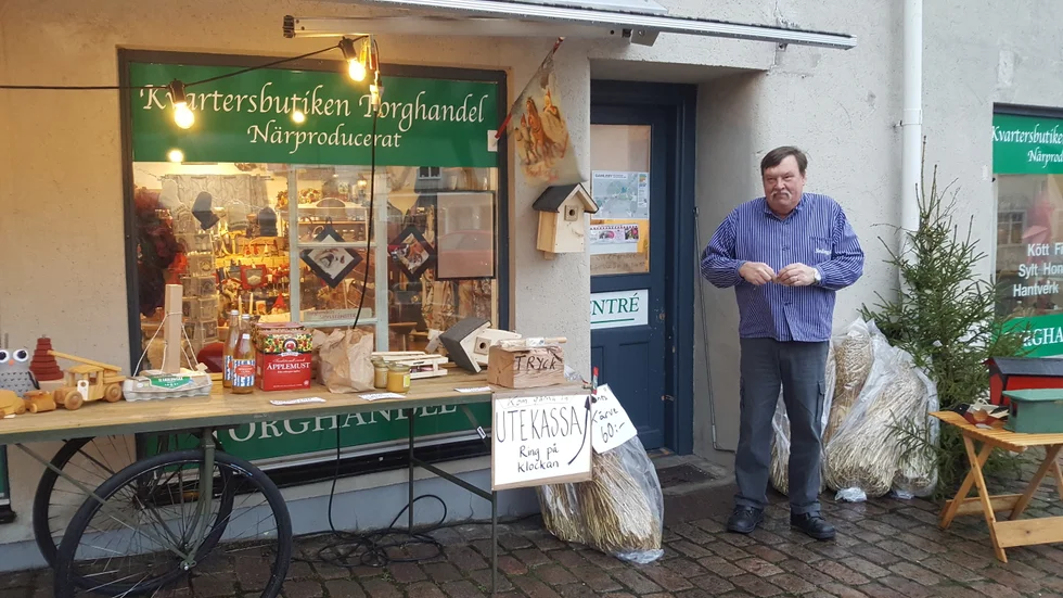 I drygt två år har Sven Gunnar Edström drivit butik vid torget i Gamleby. De två senaste somrarna har han också basat över handeln ute på torget.