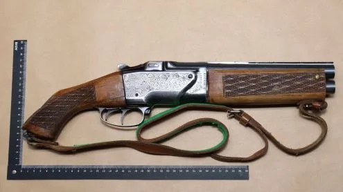 Ett av de vapen som hittades hemma hos 30-åringen när polisen slog till i september.