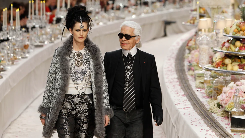 Stella Tennant tillsammans med den tyske modegiganten Karl Lagerfeld vid en visning i Paris 2011. Arkivbild.