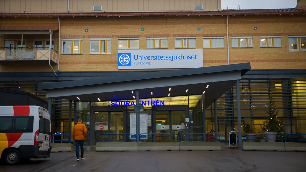 Patienten ville få sin växande knöl bedömd av vårdcentralen, men läkaren opererade bort den. Detta trots att den typen av ingrepp inte ska göras på vårdcentral. Komplikationer uppstod och chefläkaren på US i Linköping har anmält händelsen enligt lex Maria.
