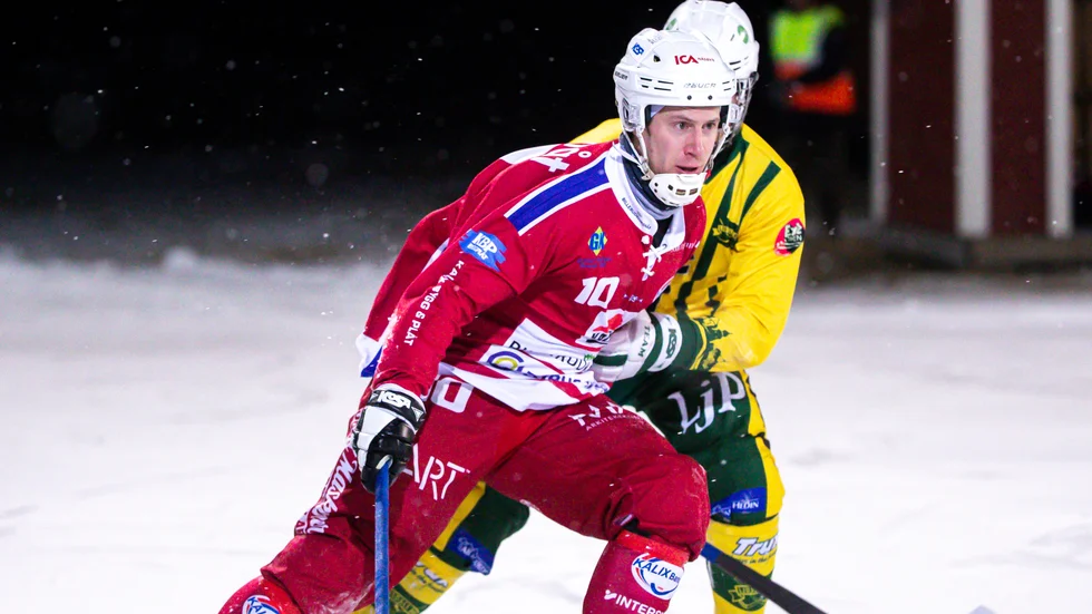 Simon Viklund gjorde tre mål när Kalix Bandy tog en ny seger i jakten på elitseriekvalet. Nu ser det ut att stå mellan Kalix och Åby/Tjureda om den andra kvalplatsen.