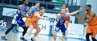 Missen: Utvisade spelaren fick fortsätta matchen
