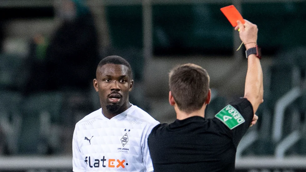 Marcus Thuram, son till legendaren Lilian Thuram, fick syna det röda kortet efter att ha spottat på en motståndare.