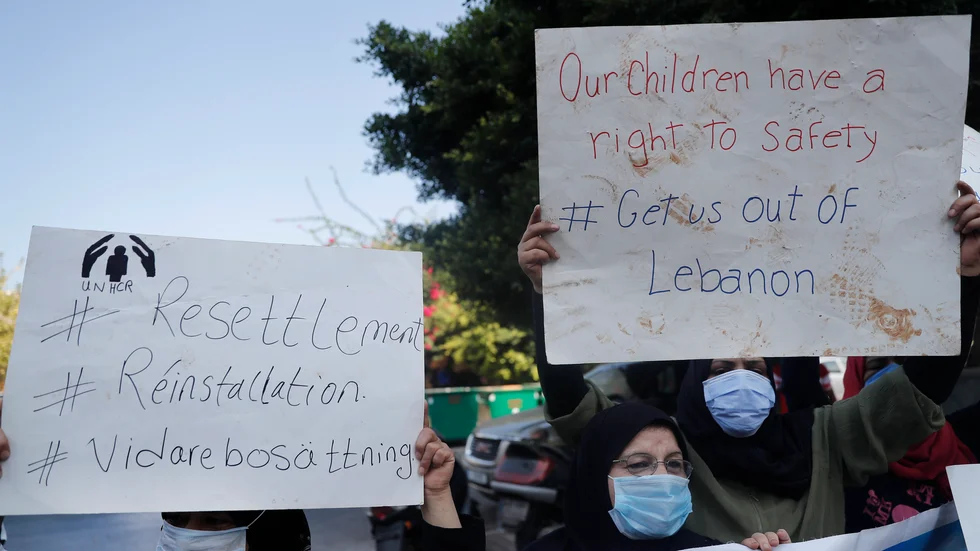 Syriska flyktingar i Libanon protesterar utanför FN-organet UNHCR:s kontor. Den ekonomiska krisen i landet har gjort att flyktingarna vill lämna landet.