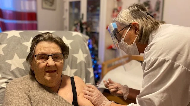 Elsa Söderdahl, boende på Terra Nova äldreboende, blev först på Gotland att få vaccinet mot covid-19. Hon ska få ytterligare en dos av vaccinet om en månad. Lena Blomér höll i sprutan.