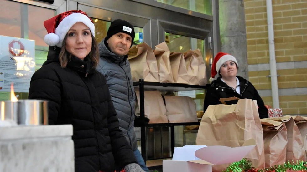 Lena Jansson, Karl-Göran Lindbäck och Sandra Eriksson började klockan nio på julaftonsmorgonen med att dela ut mat.