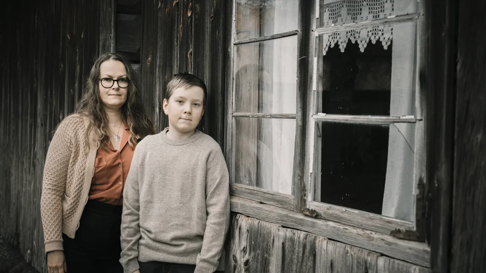 Willem Källmodin författardebuterar vid 12 års ålder med boken "Salen", som han har skrivit tillsammans med sin mamma Nina Källmodin. Pressbild.