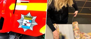 Barnen på sjukhuset får julklappar av brandmännen