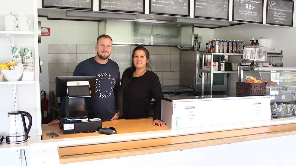 John och Kale Lindqvist tog i våras över restaurangen Stallbacken på Mantorptravet. Pandemin har försenat öppningen, men nu är det dags.