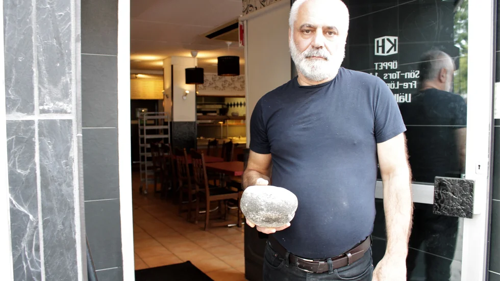 Natten till tisdags krossades återigen restaurang Kungens hörnas fönster med gatsten. Ägaren Mehmet Serinkaya är trött på den upprepade skadegörelsen.