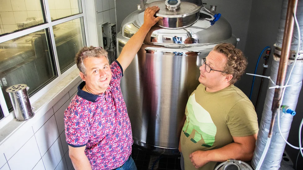 Peter Johansson (till vänster) drev redan Järvsö bryggeri i Järvsö, när han och brodern Johan (till höger) fick idén att starta ett destilleri på den gamla familjegården i Linde. 