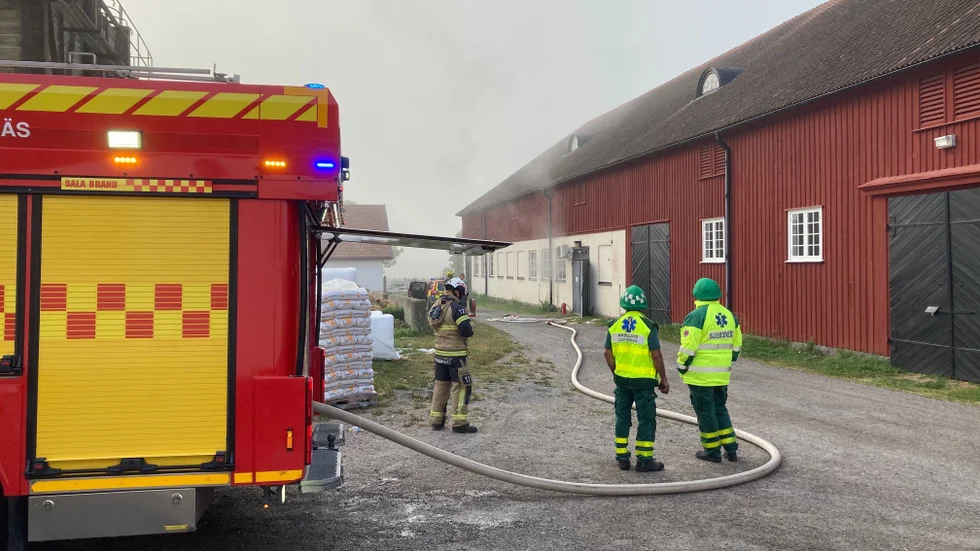 Räddningstjänsten vid den första branden på Sundbystallet.