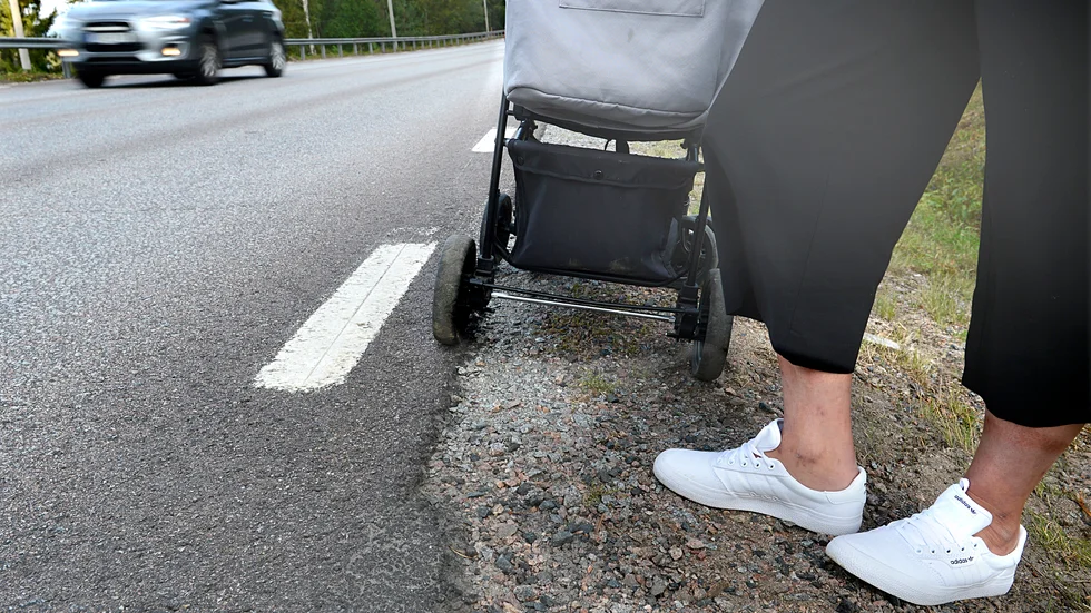 Efter åtskilliga beläggningsarbeten under årens lopp är vägrenarna nästan borta. Men Trafikverket har inga planer på en gång-och cykelväg genom byarna söder om  byn Gyljen . 