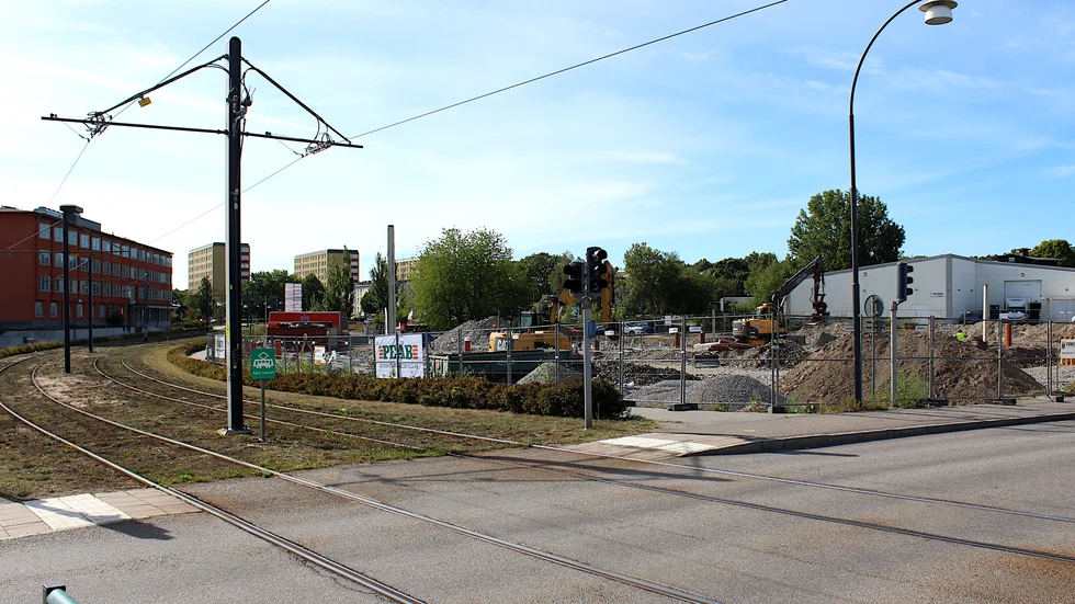Här intill spårvagnsspåret vid Grundläggaregatan i Hageby ska det byggas nya bostäder. I första etappen byggs det 121 bostäder men totalt ska det bli omkring 500 lägenheter.