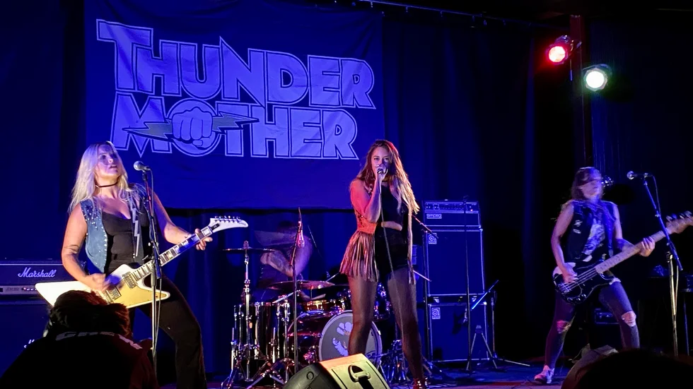 Konserten med Thundermother i Torshälla på fredagen spelades för en begränsad publik samtidigt som den livestreamades ut över världen där bandet har stora delar av sin publik. 