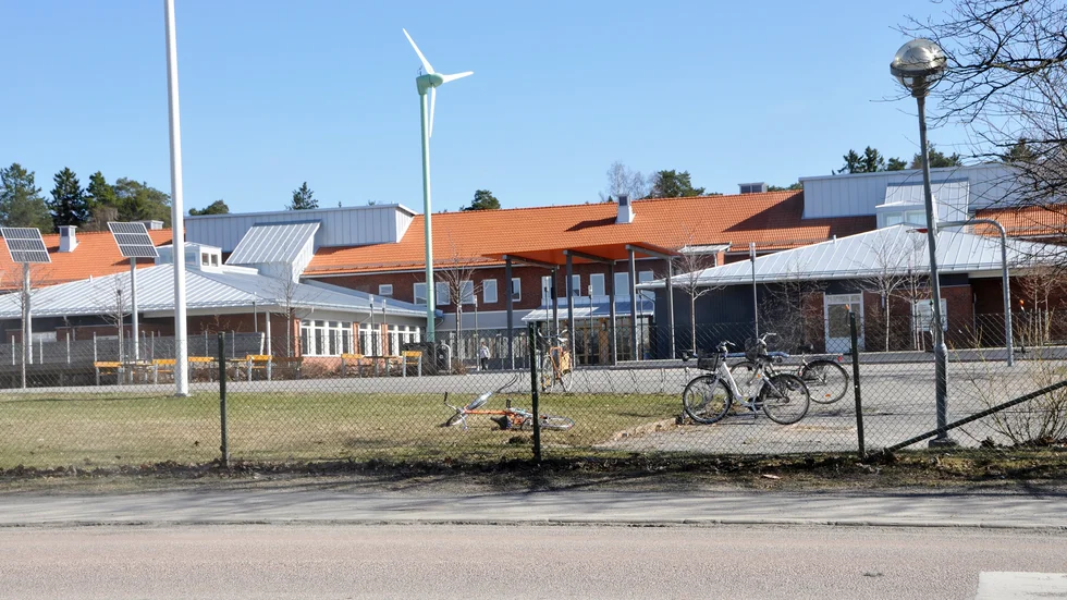 Utbildningsnämnden har beslutat att ändra i skolornas budget. 4,2 miljoner tas bort under årets sista månader.