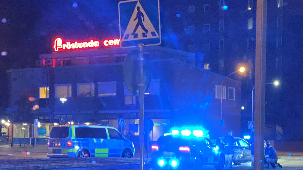 Kort efter incidenten i rondellen kunde föraren, en man i 20-årsåldern, gripas i höjd med Fröslunda centrum efter att han, av okänd anledning, kraschat med bilen.