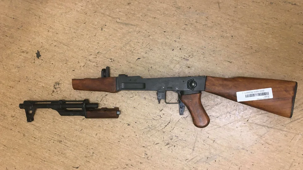 Delar av Kalashnikov-replikan, som hittades i mannens lägenhet. Eftersom inget av vapnen var tillståndspliktiga åtalas han inte för vapenbrott. 