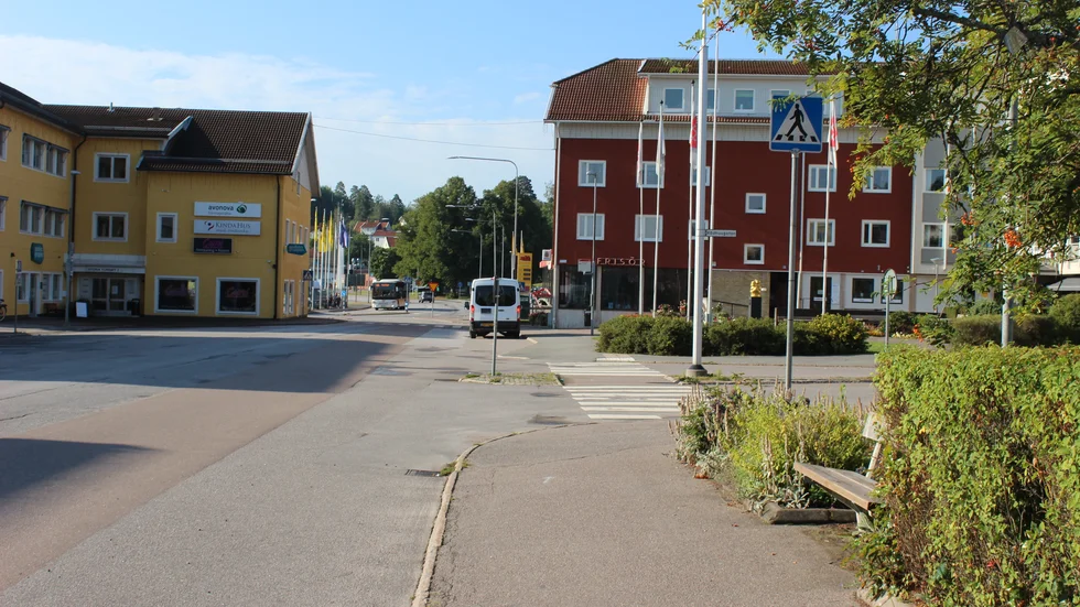 I den här korsningen i Kisa blir det ofta missförstånd. Torgatan är ingen huvudled utan de som kommer på Rådhusgatan ska åka före enligt högerregeln. Det är något som sällan händer i praktiken. 