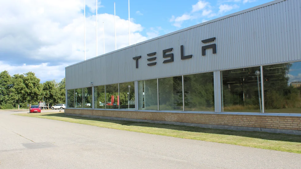 Det amerikanska företaget Tesla skriver av princip inte på några "kollektiva avtal." Vilket krockar med en svenska arbetsmarknadsprincipen om kollektivavtal. Tesla bör ta seden dit man kommer anser dagens debattörer från LO i Östergötland som ger fullt stöd åt IF Metalls stridsåtgärder mot Tesla. 