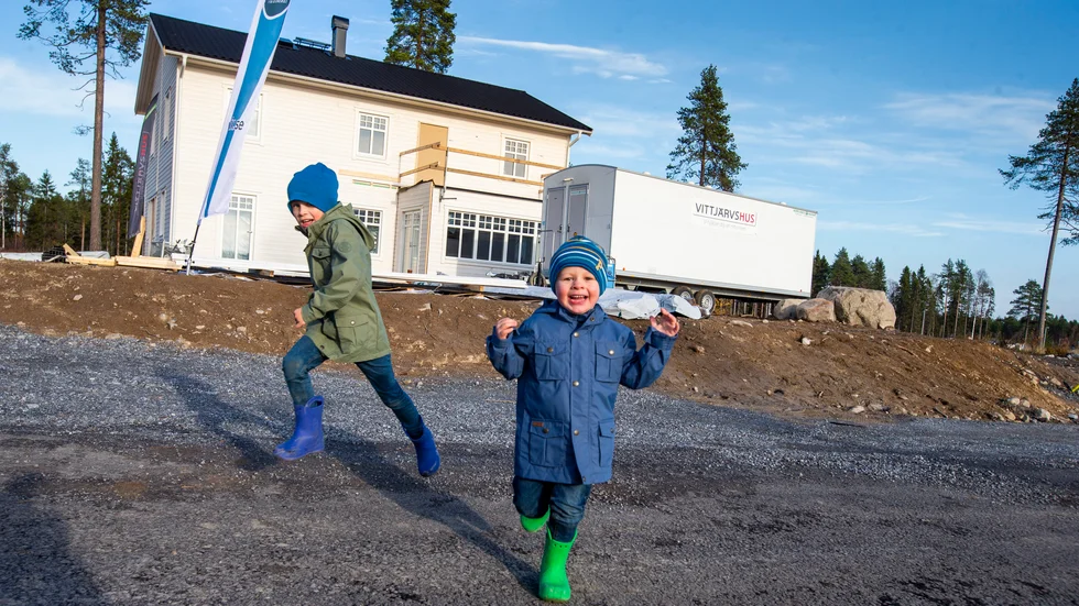 Familjen Svakko Holm är mycket nöjda med att kommunen tänkt på att färdigställa lekparkerna i området redan vid inflyttningen.  John-Ivar, sex år, och Isak, fyra år, kommer att få "dukat bord".