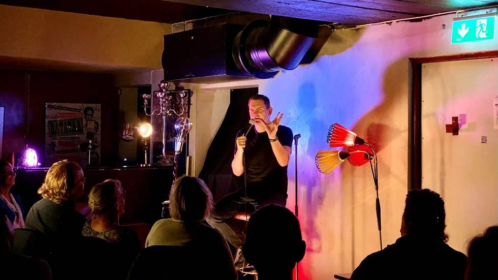 Al Pitcher fungerar fint som komiker i det intima formatet, inte minst tack vare sin förmåga att improvisera och interagera med publiken, tycker Catarina Nitz.