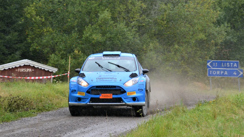 Totalsegraren från Eskilstuna MK Per Göthberg med Stefan Ahl blev distriktsmästare 2020 i sin Ford Fiesta R5, bemästrade de hala vägarna snabbast av alla kring Gimmersta Säteri i lördags.
