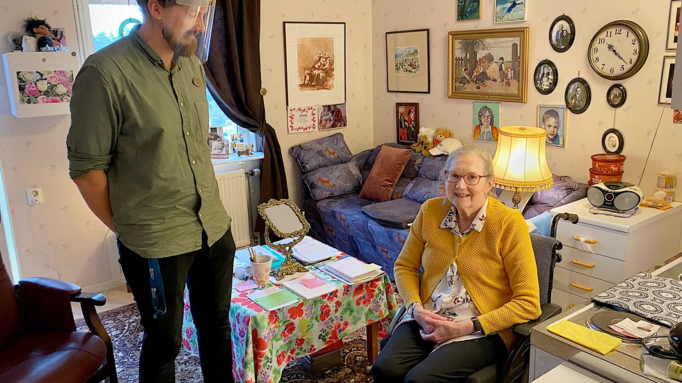 Kerstin Eklöf bor på Orions omvårdnadsboende och gläds över att hon nu får ta emot besök inne i sin egen lägenhet. Adam Jernberg, resultatenhetschef vid boendet berättar att många anhöriga är väldigt glada över att besöksförbudet hävts.