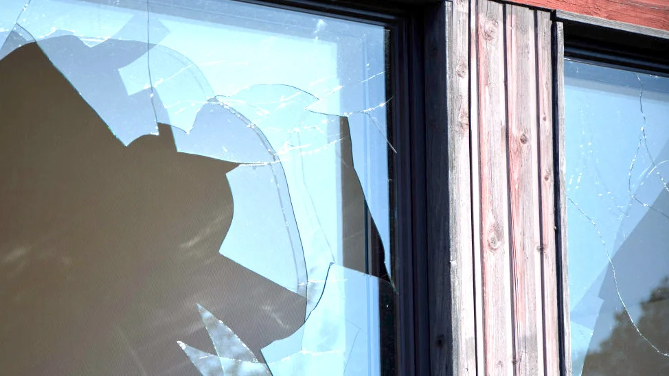 Skadegörelsen mot fönsterrutor har ökat den senaste tiden i Trosa. I Gnesta var det någon som hade skjutit sönder rutor med ett luftgevär. 
