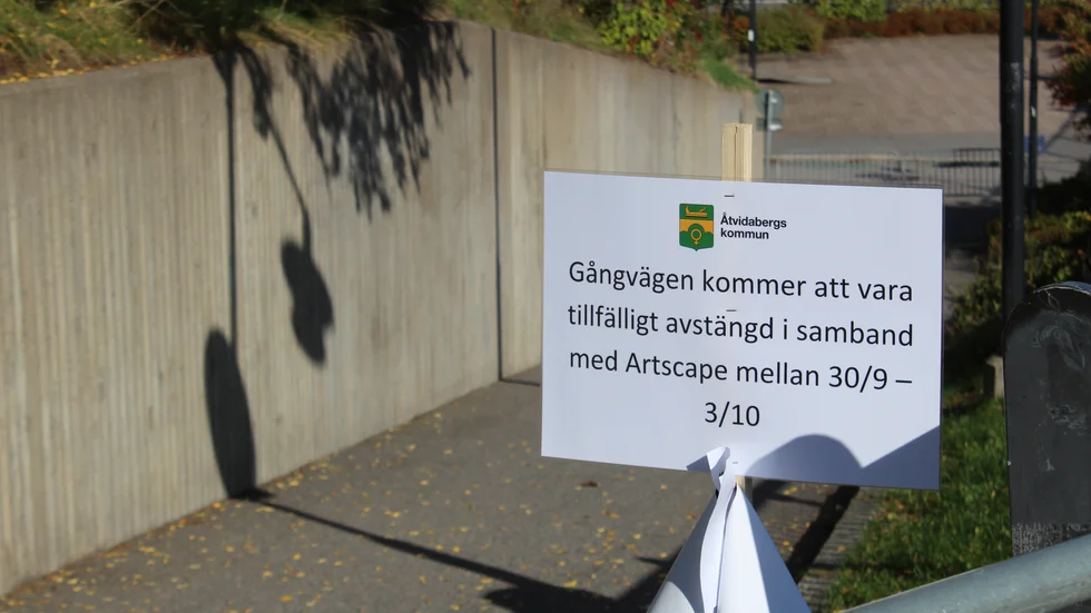 Än är det bara skuggor som pryder muren i Tilasbacken. 