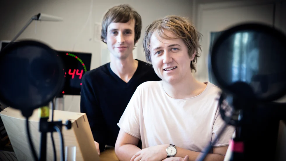 Jakob Larsson (till vänster) har gjort research till "De utvalda barnen" och Johannes Hallbom är medproducent och reporter.