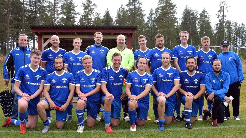 Ostvik/Drängsmark vann div V Norra Västerbotten. Övre raden fr v Mikael Lindgren, ledare, Pär Lindqvist, Pontus Söderström, Tim Edvardsson, David Eriksson, Hampus Gustavsson, Samuel Eliasson, Petter Marklund, Gustav Albertsson och Alwin Forslund. Nedre raden fr v Arvid Sandström, Rohalla Noori, Axel Eliasson, Mikael Lindahl, Kalle Lindgren, Viktor Martinsson, Alexander Pettersson och Stefan Öhlund. Saknas: Klas Nilsson, Tim Bergström och Niklas Johansson, ledare.