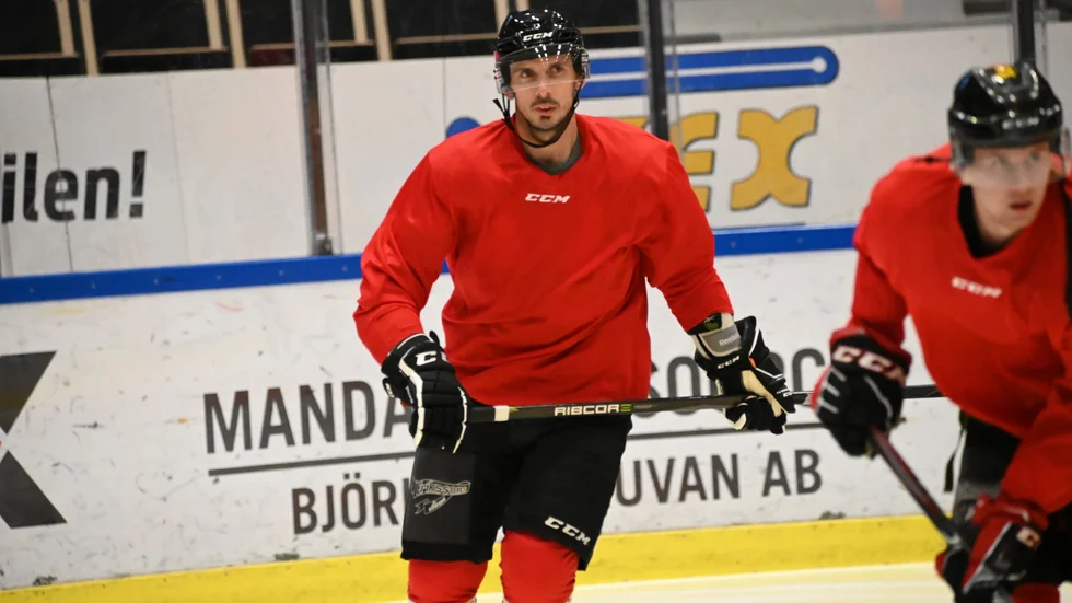 Nybliven 40-åringen Fredrik Lindgren är på väg att göra comeback för stötta Lejon i Hockeyettan.