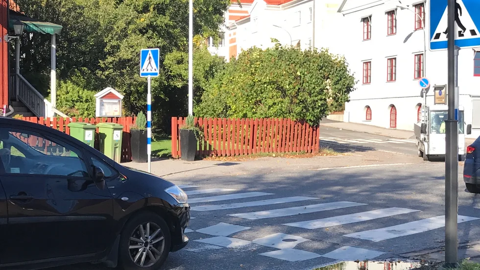 Den vältrafikerade korsningen Östra Strandvägen/Storgatan har försetts med ny skyltning och övergångsställen.