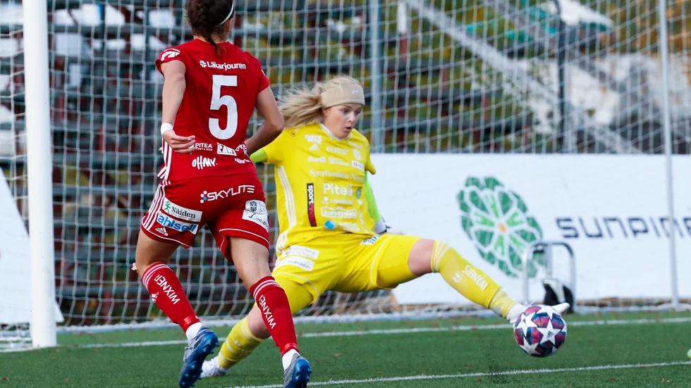 Guro Pettersen med benparaden på matchens bästa chans.