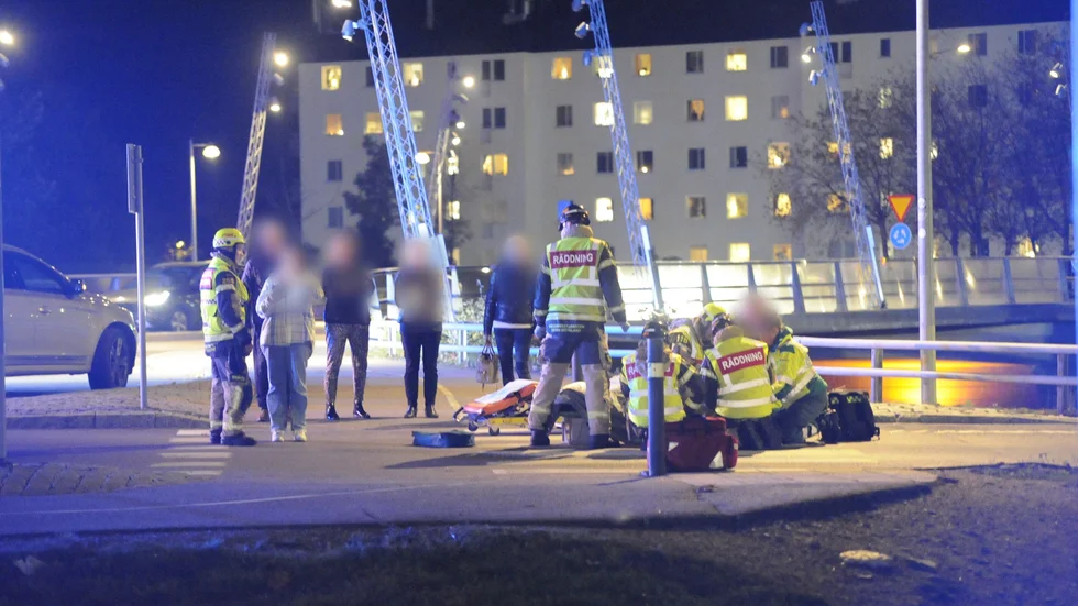 En person har blivit påkörd i Skarphagen i Norrköping.